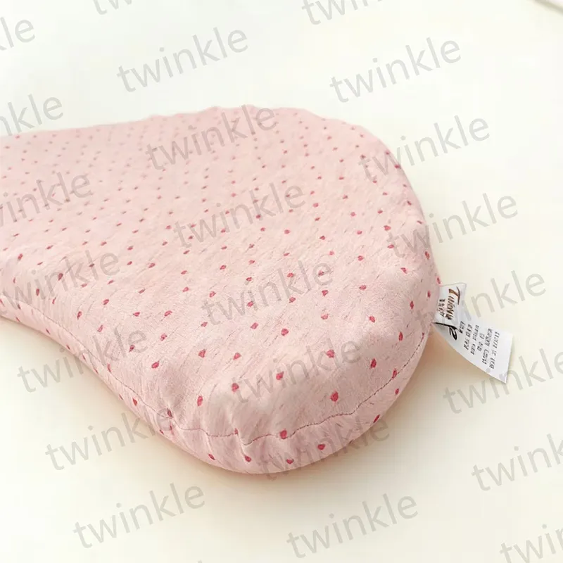 Детская подушка в форме полумесяца с пупырышками и силиконовым наполнителем (4)